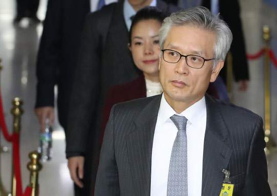 청문회 출석하는 이병석 전 대통령 주치의  이병석 전 대통령 주치의가 14일 국회에서 열린 '박근혜 정부의 최순실 등 민간인에 의한 국정농단 의혹사건 진상규명을 위한 국정조사특별위원회' 3차 청문회에 출석하고 있다. 2016.12.14